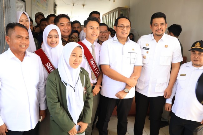 Kepala PCO Hasan Nasbi meninjau program makan bergizi gratis di SMA Negeri I Seirampah, Serdang Begadai, Sumatera Utara, pada Rabu (30/7/2025). [Dok. Pribadi]